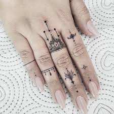 Highlights Der Letzten Augustwoche In 2020 Small Finger Tattoos Hand And Finger Tattoos Hand Tattoos For Women