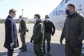 Президент украины владимир зеленский заявил, что на 99% ситуация с противостоянием на донбассе зависит от россии. Vladimir Zelenskij Pribyl Na Donbass S Missiej 11 Aprelya Video