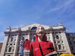 Q 2 s 1 a 8 t p o b n i s o r i z 6 z a j t o j. La Casa Di Carta A Milano La Maxi Maschera Di Dali Invade Piazza Affari La Repubblica