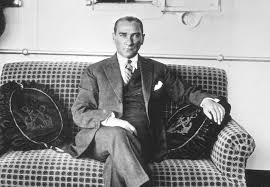 Türkiye cumhuriyeti'nin kurulmasına önderlik yapmış ve tbmm tarafından türkiye cumhuriyeti'nin ilk cumhurbaşkanı seçilmiştir. Mustafa Kemal Ataturk Presiden Turki Yang Mayatnya Tidak Diterima Bumi Iluminasi