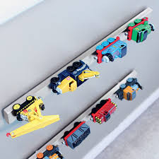 Nie Wieder Stolpern So Cool Verstaut Ihr Spielzeug Autos Schluss Mit Den Gefahrlichen Stolperfallen Im Kinder Kinderzimmer Kinder Zimmer Ikea Magnetleiste