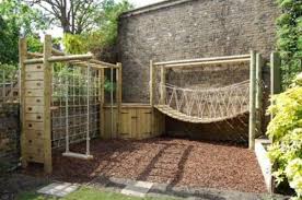 Speziell Fur Kinder Klettergerust Im Garten Archzine Net Aufbewahrung Aufbewahrung Garten Spielzeug In 2020 Naturspielplatz Hintergarten Aufbewahrung Garten
