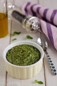 Anche la salsa verde ha come base le uova, ma a differenza della maionese, le uova vengono prima cotte. Salsa Di Erbe Aromatiche Salsa Verde Pane E Gianduia