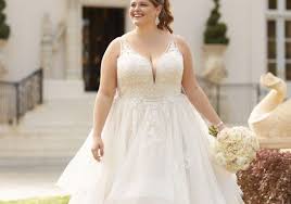 Find wedding guest dresses in a variety of styles, sizes and colors for your moment. 11 Best Wedding Dress Styles For Plus Sizes