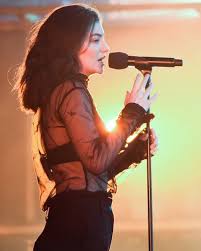 In 2014, she began dating photographer james lowe. Is Singer Lorde Engaged To Her Boyfriend Justin Warren Married Biography