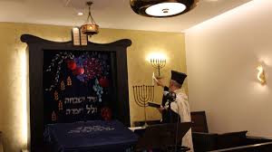 Dieser leuchter vereint sehr verschiedenartige elemente. Chanuka Fest In Stuttgart Ein Licht Der Warme Und Der Hoffnung Stuttgart Stuttgarter Nachrichten