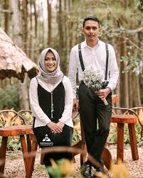 Tips dan inspirasi memilih contoh wedding invitation. Inspirasi Prewedding Outdoor Muslim Gaya Selfie Kekinian