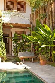 Il Suffit De Favoriser Les Matieres Organiques Autour De La Piscine Pour Lui Donner Une Allure Nature Maison Avec Patio Piscine Et Jardin Maison De Vacances