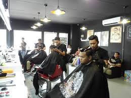 Dalam undian bertajuk 'memandangkan kedai gunting rambut masih belum dibenarkan beroperasi sejak pelaksanaan perintah kawalan pergerakan fasa sementara itu, undian di twitter menyaksikan sebanyak 54 peratus daripada 1,120 pengundi memilih menunggu kedai gunting rambut beroperasi. Walter Barbershop Kedai Gunting Rambut Walter 60 9 575 1828 B20 Lorong Im 8 33 Taman Mahkota Putra 25200 Kuantan Pahang Malaysia