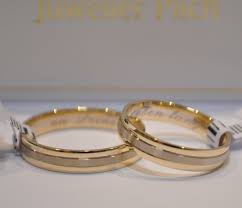 Finden sie mit uns das perfekte symbol für ihre beziehung. Ein Paar Trauringe Eheringe Hochzeitsringe Bicolor