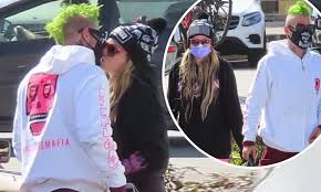 14 358 672 просмотра 14 млн просмотров. Avril Lavigne And Mod Sun Seal Their Romance With A Kiss As They Spend Valentine S Day In Malibu Daily Mail Online