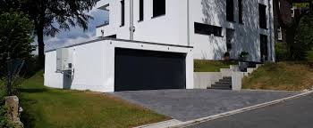 Wenn sie keine besonderen designwünsche haben, sind sie eine kostengünstige alternative zu massiv gemauerten garagen. Fertiggaragen Nach Mass Individuelle Garagen Von Concept Beton
