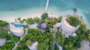 Lush, tropical terrain rules the green, wet, windward side of the island (see akaka falls and waianuenue/rainbow falls) while more arid beauty is on display at hapuna beach park. Home Cempedak Island