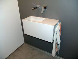 In Der Gastetoilette Wurde Die Wand Hinter Dem Waschbecken Nun Doch Mit Einer Wasserabweisenden Latexfarbe Gestrichen Nun F Latexfarbe Gaste Wc Gaste Toilette
