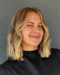 She's GIVING. . . Getting your hair done should be fun, right? Come hang  out with me. Love your hair, have a photoshoot, and leave feeling your  best! . . #knoxvillehairstylist #knoxvillesalonsuites #