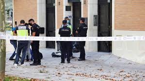 En argentina, el parricidio más famoso es el que cometieron los hermanos pablo y sergio schoklender. El Presunto Parricida De Murcia Estaba Ensangrentado Y Tenia Dos Pistolas De Fogueo Y Un Cuchillo Cuando Se Entrego