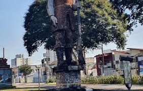 A obra, erigida em 1895, retrata o traficante de escravos edward colston e foi derrubada durante protesto antirracista na cidade, em sinal de revolta inaugurada em 27 de janeiro de 1963, a imensa estátua do bandeirante borba gato está localizada na avenida santo amaro, região sul da cidade. Dxw7 Btovfv03m