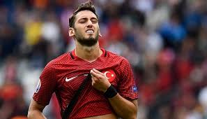 Kendisi resmi olarak türkiye milli futbol takımı'nın oyuncularından biri olan çalhanoğlu. Milli Takimda Hakan Calhanoglu Cezali