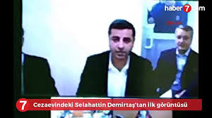 Gelen son bilgilere göre ai̇hm'nin son kararında halen tutuklu bulunan selahattin demirtaş'ın serbest bırakılması gerektiğine hükmedildi. Selahattin Demirtas In Cezaevindeki Ilk Goruntusu Ortaya Cikti Dailymotion Video