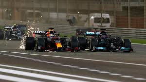 During his home race, the mercedes driver took the win and . Formel 1 Warum Max Verstappen Lewis Hamilton Vorbei Lassen Musste Kicker
