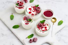 Il semifreddo al caffè è un delizioso e fresco dolce al cucchiaio, una valida alternativa al gelato, da servire come fine pasto nei mesi più caldi. Semifreddo Allo Yogurt Con Lamponi Tacchi E Pentole