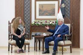 أكد الرئيس الفلسطيني، محمود عباس أنه يعلم من قتل الزعيم الفلسطيني ياسر عرفات، لكنه دعا إلى انتظار لجنة التحقيق المكلفة وقال عباس خلال كلمته أمام المهرجان المركزي في مدينة رام الله، لإحياء الذكرى الـ12 لرحيل عرفات: Daily Sabah Ø§Ù„Ø¹Ø±Ø¨ÙŠØ© On Twitter Ø¹Ù‡Ø¯ Ø§Ù„ØªÙ…ÙŠÙ…ÙŠ ØªØ²ÙˆØ± Ù‚Ø¨Ø± Ø§Ù„Ø±Ø¦ÙŠØ³ Ø§Ù„ÙÙ„Ø³Ø·ÙŠÙ†ÙŠ Ø§Ù„Ø±Ø§Ø­Ù„ ÙŠØ§Ø³Ø± Ø¹Ø±ÙØ§Øª ÙˆØªÙ„ØªÙ‚ÙŠ Ø§Ù„Ø±Ø¦ÙŠØ³ Ù…Ø­Ù…ÙˆØ¯ Ø¹Ø¨Ø§Ø³ ÙÙŠ Ù…Ø¯ÙŠÙ†Ø© Ø±Ø§Ù… Ø§Ù„Ù„Ù‡ Ø¹Ù‚Ø¨ Ø§Ù„Ø¥ÙØ±Ø§Ø¬ Ø¹Ù†Ù‡Ø§ Ø§Ù„ÙŠÙˆÙ… Ù…Ù† Ø³Ø¬ÙˆÙ† Ø§Ù„Ø§Ø­ØªÙ„Ø§Ù„ Ø§Ù„Ø¥Ø³Ø±Ø§Ø¦ÙŠÙ„ÙŠ Https T Co Iy1cccurfd Https T Co Vscrrnw6mc