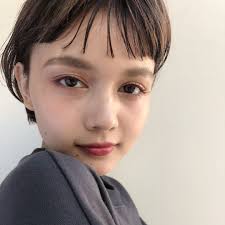 ショート ボブ 国武さゆり on instagram 前髪をシースルーバングにするコツは センター分けのように左右対象に流して 生え際の髪の毛を 束感にするよーにスタイリングをする おでこが覆われてことと 毛束でおでこがチラチラ透けるから 前髪
