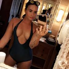 Demi Lovato stunning look : rpics