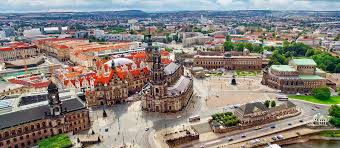 Dresden, the capital city of the german federal free state of saxony, is located in the broad basin of the river elbe, 19 miles (30 km) north of the czech border and 100 miles (160 km) south of berlin. Dresdner Kathedrale Spatbarockes Kirchenschiff An Der Elbe Katholisch De