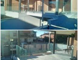 I parapetti in vetro sono una soluzione d'arredo oggi molto apprezzata e particolarmente d'effetto soprattutto nelle case moderne dallo stile minimale e si accostano in modo particolarmente armonioso con l'acciaio. Quanto Costa Una Ringhiera In Vetro Vetroexpert La Tua Vetreria A Roma