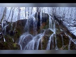 Cascada bigar a fost desemnata locul 1 in topul cascadelor unice in lume de catre the world geography, una dintre cele mai apreciate reviste de geografie. Cascada Modavita In Straie De Iarna Si Omat Sigla Youtube