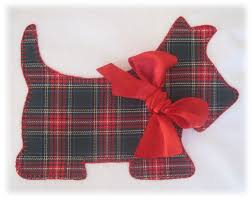 En Esta Entrada Os Enseno Un Perrito Con Tela Escocesa En Rojos Y Verdes Con Su Coletero A Juego Tela Escocesa De Tartan Camisetas Personalizadas Camisetas