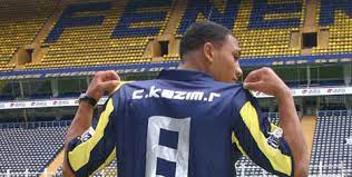Genç futbolcu, daha sonra bir süre stadı gezdi. Kapali Kutu Acildi