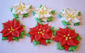 Lot Of 50 Royal Icing Poinsettia Sugar Flowers For Cake Etsy Decorations De Gateaux Glacage Royal Deco Gateau