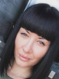 Зовні спокійна. Усередині — ураган. Очі дають все зрозуміти…