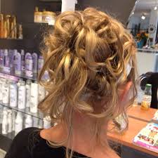 Coiffure romantique avec chignon haut et frange ondulée. Chignon Coiffure Cheveux Mi Long Soiree