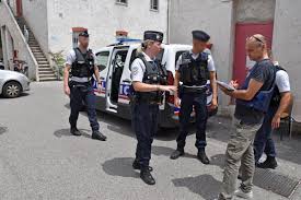 Soyons bref et concis dans la brèche, j'concilie guerre et trêve et traîne avec des frères circoncis dans ma circonférence, on crame mon skeud comme un. Police Nationale 06 On Twitter Ilssontpoliciers Vous Avez Demande La Police Secours Ne Quittez Pas La Policesecours De Nice06 A Fait La Une De Nice Matin Un Journaliste A Passe Quelques Heures En
