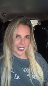 Não existe caminho para a felicidade. A felicidade é o caminho. Sorrir faz  bem pra tudo. Viva o hoje , porque o amanhã a Deus pertence.