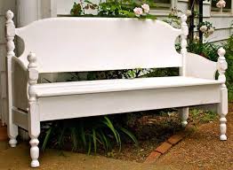Eine Weisse Gartenbank Aus Einem Alten Weissen Bett Garten Mit Rosen Und Grunen Blattern Garten Gartenbank Selber Bauen Selber Bauen Garten Kleine Gartenbank