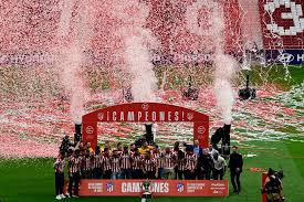 El uruguayo luis suárez festeja con su esposa e hijos en el wanda metropolitano la entrega de la copa de campeones de la liga española. Thousands Of Atletico Fans Defy Pandemic By Celebrating Title Triumph In Madrid Sports The Jakarta Post