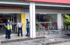Situated in tanjung malim, this hotel is within 6 mi (10 km) of sultan azlan shah polytechnic, jerang belanga, and sultan idris education university. Robbers Blast Open Three Tg Malim Atms Escape With Rm300 000