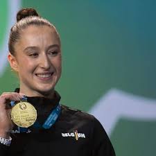 Kari sotwe encountered in the lobby with her in a nice