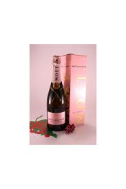 Unter leitung von kellermeister benoît gouez werden die trauben von den moët & chandon winzern vorsichtig gepresst, damit nur der reinste saft extrahiert wird, um einen klaren, fruchtig frischen wein zu erzeugen. Champagne Moet Chandon Rose Imperial Moet Chandon Karadarshop Com