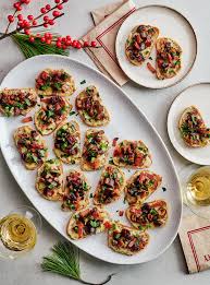 Crostinis chauds aux dattes, au bacon et au cheddar