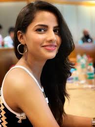 When you're trying to concentrate in class and your crush walks in! 😜👻  #chubbycheeks #dontcare