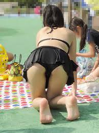 子連れママ盗撮エロ画像】プールにいた素人妻の水着姿に周りの男性陣はメロメロ状態ｗｗｗ | エロ画像オナネタ