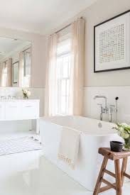 Badezimmer Im Landhausstil Einrichten Keramik Badewanne Und Grosser Spiegel Komplett Weisse Bathroom Remodel Master Bathrooms Remodel Farmhouse Master Bathroom
