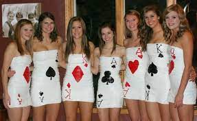 Ein bisschen verrückt tut immer gut. Spielkarten Motiv In Gemeinsamer Faschingsbekleidung Faschingskostume Faschingskostum Selber Machen Damen Faschingskostume Frauen