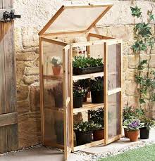 La Serre De Jardin La Maison Ideale Pour Faire Germer Ou Pour Y Hiverner Vos Plantes L Acheter Ou La Cons Backyard Greenhouse Diy Greenhouse Mini Greenhouse