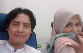 Hal itulah yang membuat wanita berusia 26 tahun protes dan. Mulai Terbuka Roger Danuarta Pamerkan Kebersamaan Dengan Cut Meyriska Tabloidbintang Com